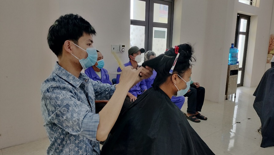CHƯƠNG TRÌNH CẮT TÓC MIỄN PHÍ CHO BỆNH NHÂN ĐIỀU TRỊ NỘI TRÚ TẠI BỆNH VIỆN